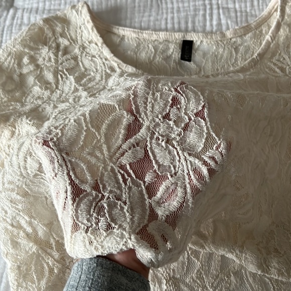 Medium Lace Crop Top - Picture 3 of 4